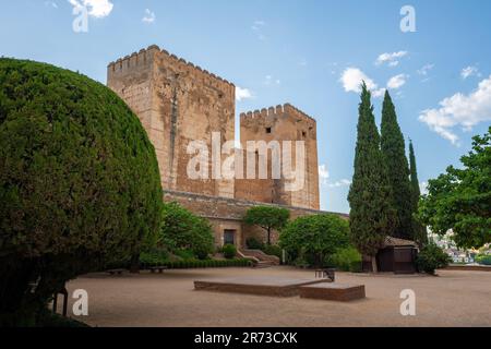 Plaza de los Aljibes (Zisternenplatz) mit Alcazaba-Türmen in der Festung Alhambra - Granada, Andalusien, Spanien Stockfoto