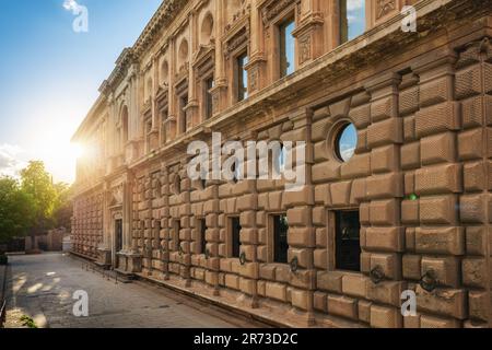 Fassade des Palastes Karl V in der Alhambra bei Sonnenuntergang - Granada, Andalusien, Spanien Stockfoto