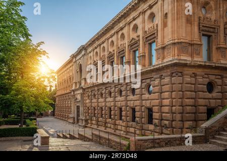 Fassade des Palastes Karl V in der Alhambra bei Sonnenuntergang - Granada, Andalusien, Spanien Stockfoto