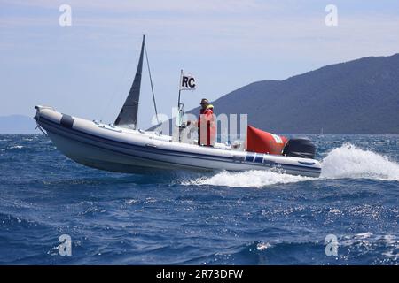 Bodrum, Türkei. 16. April 2023: Die für Bootsrennen zuständigen Richter gehen schnell mit dem Boot auf ihre Posten. Stockfoto