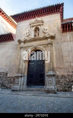 Tür der Kirche St. Peter und St. Paul (Iglesia de San Pedro y San Pablo) - Granada, Andalusien, Spanien Stockfoto