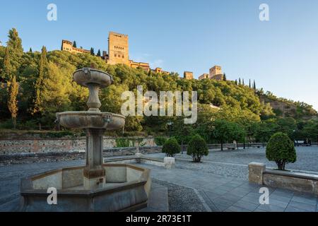 Paseo de los Tristes Brunnen mit Blick auf die Alhambra - Granada, Andalusien, Spanien Stockfoto