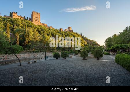 Paseo de los Tristes mit Blick auf die Alhambra - Granada, Andalusien, Spanien Stockfoto