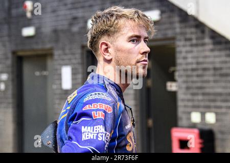 Manchester, Großbritannien. 12. Juni 2023. Frederik Jakobsen beobachtet das Rennen während des Sports Insurure Premiership-Spiels zwischen Belle Vue Aces und King's Lynn Stars im National Speedway Stadium, Manchester, am Montag, den 12. Juni 2023. (Foto: Ian Charles | MI News) Guthaben: MI News & Sport /Alamy Live News Stockfoto