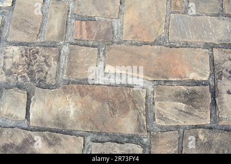 Ein Blick von oben auf eine Felsenterrasse, auf der die Details der Felsen zu sehen sind. Stockfoto