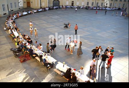 Prag, Tschechische Republik. 12. Juni 2023. Am 12. Juni 2023 nehmen die Menschen an einem langen Tisch auf der Prager Burg in Prag, Tschechische Republik, Teil. Um St. wurde ein etwa 400 Meter langer Tisch in Herzform aufgestellt Veitsdom auf der Prager Burg am Montag. Die Prager Bewohner und Besucher wurden eingeladen, mit ihren eigenen Gerichten an der Veranstaltung teilzunehmen und mit anderen zu teilen. Kredit: Dana Kesnerova/Xinhua/Alamy Live News Stockfoto