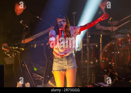 Dundee, Schottland. 12. Juni 2023 Schottische Elektro-Pop-Band CHVRCHES spielt die letzte Show ihrer Screen Gewalttour bei Fat Sams Credit: Tim J. Gray/Alamy Live News Stockfoto