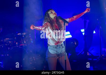 Dundee, Schottland. 12. Juni 2023 Schottische Elektro-Pop-Band CHVRCHES spielt die letzte Show ihrer Screen Gewalttour im Fat Sams. Lauren Mayberry gegen Ende der Show. Kredit: Tim J. Gray/Alamy Live News Stockfoto