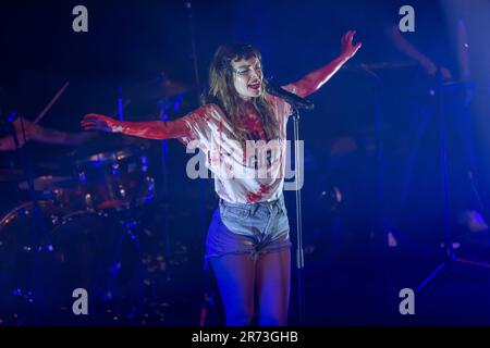 Dundee, Schottland. 12. Juni 2023 Schottische Elektro-Pop-Band CHVRCHES spielt die letzte Show ihrer Screen Gewalttour im Fat Sams. Lauren Mayberry bietet eine unvergessliche Vorstellung. Kredit: Tim J. Gray/Alamy Live News Stockfoto