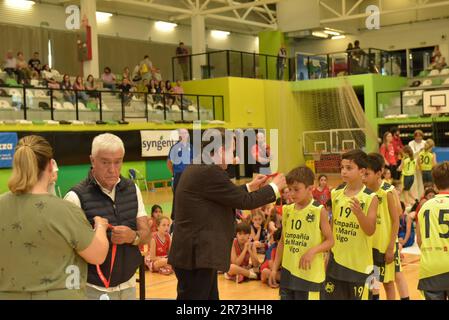 Vigo, Spanien. 11. Juni 2023. Der Bürgermeister von Vigo, Abel Caballero, überreicht allen Spielern und Teilnehmern des Mini-Basketballturniers Medaillen Stockfoto