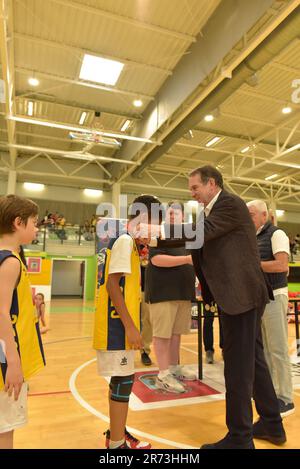 Vigo, Spanien. 11. Juni 2023. Der Bürgermeister von Vigo, Abel Caballero, überreicht allen Spielern und Teilnehmern des Mini-Basketballturniers Medaillen Stockfoto