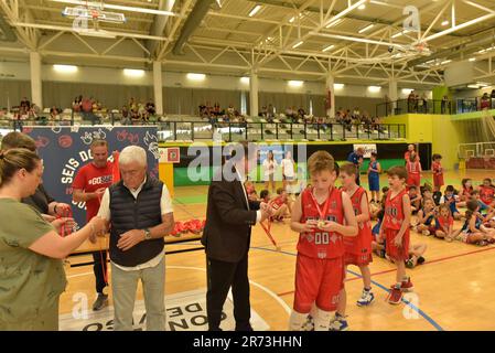 Vigo, Spanien. 11. Juni 2023. Der Bürgermeister von Vigo, Abel Caballero, überreicht allen Spielern und Teilnehmern des Mini-Basketballturniers Medaillen Stockfoto