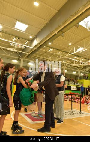 Vigo, Spanien. 11. Juni 2023. Der Bürgermeister von Vigo, Abel Caballero, überreicht allen Spielern und Teilnehmern des Mini-Basketballturniers Medaillen Stockfoto