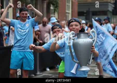 Manchester, Großbritannien. 12. Juni 2023. Manchester City Fans während der Siegesparade für den Europapokal, den FA Cup und die Premier League in den Straßen von Manchester, Nordengland, am 12. Juni 2023 (Foto: Phil Bryan/Alamy Live News). Guthaben: Philip Bryan/Alamy Live News Stockfoto