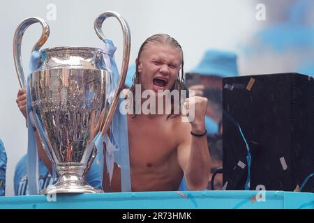 Manchester, Großbritannien. 12. Juni 2023. Erling Haaland aus Manchester City während der Siegesparade für den Europapokal, den FA Cup und die Premier League in den Straßen von Manchester, Nordengland, am 12. Juni 2023 (Foto: Phil Bryan/Alamy Live News). Guthaben: Philip Bryan/Alamy Live News Stockfoto