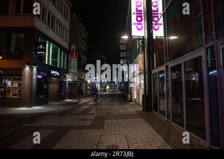 Bild der hohen Straße mit nachts geschlossenen Geschäften in Köln. Die hohe Straße ist eine Einkaufsstraße in der Kölner Altstadt Stockfoto