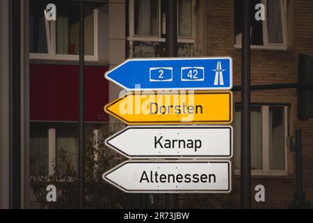 Bild eines deutschen Verkehrsschilds mit verschiedenen Wegbeschreibungen, insbesondere der Straße zur deutschen Autobahn von Essen und den Dörfern Dorsten, Karnap und Al Stockfoto