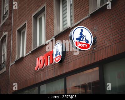 Bild eines Schildes mit dem Logo VON JOTT auf dem örtlichen Einzelhändler in Düsseldorf. Jott, oder Just Over the Top, ist ein französischer Modehändler und m Stockfoto