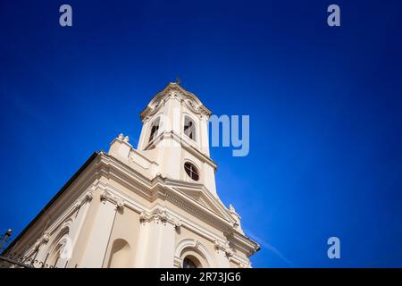 Bild des Turms der serbischen Kirche, in Banatsko Novo Selo, Serbien, zeigt die Zeit an. Banatsko Novo Selo ist eine Stadt im Süden von Banat Stockfoto