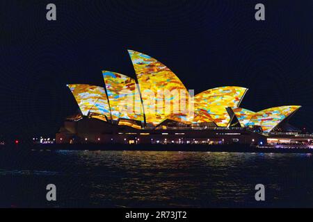 VIVID Sydney 2023. Lichtshow und Beleuchtung der Segel des Opernhauses im Hafen von Sydney. Stockfoto