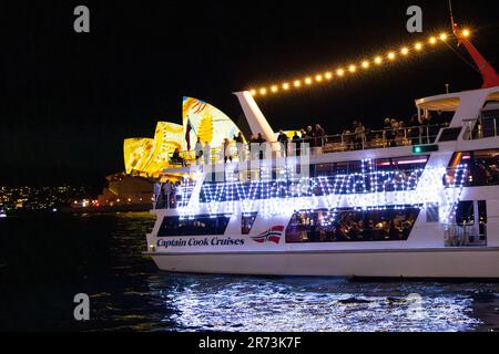 VIVID Sydney 2023. Lichtshow und Beleuchtung der Segel des Opernhauses im Hafen von Sydney. Stockfoto