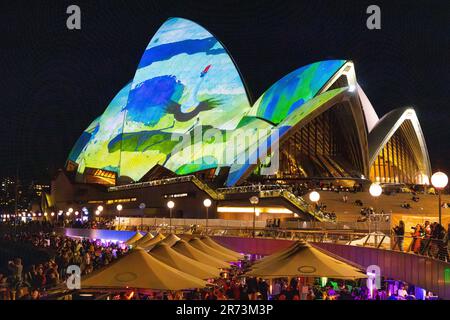VIVID Sydney 2023. Lichtshow und Beleuchtung der Segel des Opernhauses im Hafen von Sydney. Stockfoto