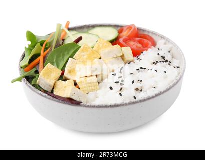 Köstliche Schüssel mit Gemüse, Tofu und Mesclun isoliert auf Weiß Stockfoto