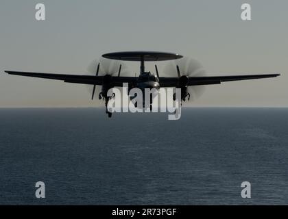 Eine E-2D Hawkeye, die dem „Bear Aces“ der Airborne Command and Control Squadron (VAW) 124 angehängt ist, nähert sich dem Flugdeck des weltweit größten Flugzeugträgers USS Gerald R. Ford (CVN 78), 10. Juni 2023. VAW 124 wird an Bord des CVN 78 als Teil des Carrier Air Wing (CVW) 8 eingesetzt. Gerald R. Ford ist die USA Der neueste und fortschrittlichste Flugzeugträger der Navy, der einen Generationssprung in den USA darstellt Die Fähigkeit der Navy, Energie auf globaler Ebene zu projizieren. Die Gerald R. Ford Carrier Strike Group befindet sich in einem geplanten Einsatz in den USA Marinestreitkräfte Europa Einsatzgebiet, angestellt von den USA Sechste Flotte bis Stockfoto