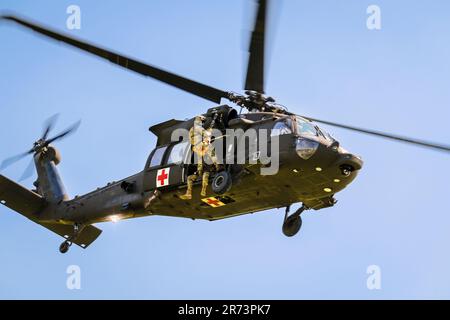 EIN US-AMERIKANISCHER Army HH-60m MEDEVAC Blackhawk Helikopter der 3. Combat Aviation Brigade, 3. Infanterie Division zugewiesen, führt Live-Aufzug im Rahmen einer Nine Line Hospital Übung (HOSPEX) im 512. Field Hospital während Saber Guardian 23 in Mihail Kogalniceanu, Rumänien, 4. Juni 2023. DER DEFENDER 23 ist ein US-amerikanischer Hersteller Die von der Armee in Europa und Afrika geleitete Übung konzentrierte sich auf den strategischen Einsatz der in den Vereinigten Staaten stationierten Truppen, die Anwerbung von Armeevorräten und die Interoperabilität mit Verbündeten und Partnern. VOM 22. April bis zum 23. Juni demonstriert DEFENDER 23 die UAREU-AF Stockfoto