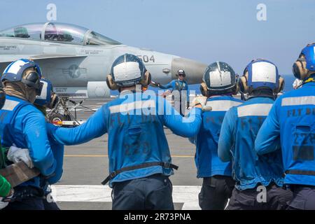 230611-N-OE145-1036 SEELEUTE DER PHILIPPINEN SEE (11. Juni 2023) legen während einer Übung für Massenunfälle an Bord der USA ein simuliertes Feuer auf dem Cockpit an Der einzige vorwärtsgesetzte Flugzeugträger der Navy, USS Ronald Reagan (CVN 76), in der Philippinischen See, 11. Juni 2023. Ronald Reagan, das Flaggschiff der Carrier Strike Group 5, stellt eine kampfbereite Truppe bereit, die die Vereinigten Staaten schützt und verteidigt und Bündnisse, Partnerschaften und kollektive maritime Interessen in der Region Indo-Pazifik unterstützt. (USA Marinebild von Mass Communication Specialist 3. Klasse Jordan Brown) Stockfoto