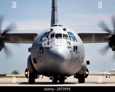 EIN US-AMERIKANISCHER Luftwaffe C-130 der 86. Evakuierungsschwadron in Ramstein, Deutschland, trifft in der Mihail Kogalniceanu Air Base ein, die die Brigade transportiert. General Clinton Murray, kommandierender General der USA Army Medical Readiness Command, Europa und USA Soldat der Armee vom Landstuhl Regional Medical Center, Landstuhl, Deutschland, zum Luftwaffenstützpunkt Mihail Kogălniceanu während DER DEFENDER 23 am Luftwaffenstützpunkt 57. der Rumänischen Luftwaffe, Mihail Kogalniceanu, Rumänien, am 6. Juni 2023. DER DEFENDER 23 ist ein US-amerikanischer Hersteller Die von der Armee in Europa und Afrika geleitete Übung konzentrierte sich auf den strategischen Einsatz der in den Vereinigten Staaten stationierten Truppen, EM Stockfoto