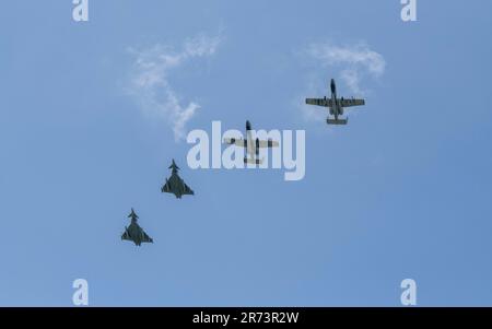 Zwei Maschinen der deutschen Luftwaffe Taifun F2, die dem 74. Taktischen Luftwaffe aus Neuburg zugewiesen wurden, eskortieren zwei US-Flugzeuge Air Force A-10 Thunderbolt-II-Flugzeuge, die dem 124. Kampfflug der Nationalgarde Idaho zugewiesen wurden, auf den Luftwaffenstützpunkt Lechfeld, Deutschland, in Vorbereitung auf Übung Air Defender 2023 (AD23), 7. Juni 2023. Übung AD23 vereint die US-amerikanische und die alliierte Luftmacht, um gemeinsame Werte zu verteidigen, während gleichzeitig wichtige Partnerschaften genutzt und gestärkt werden, um Aggressionen auf der ganzen Welt abzuwehren. (USA Air National Guard Foto von Staff Sgt. Joseph R. Morgan) Stockfoto