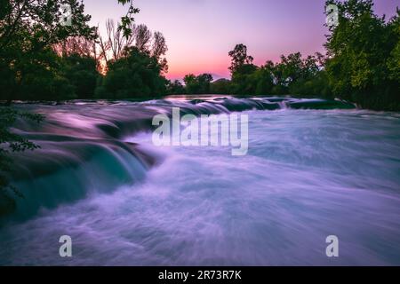 Manavgat, Antalya, Truthahn-Wasserfall bei Sonnenuntergang, Nachtfotografie mit Langzeitbelichtung. Stockfoto