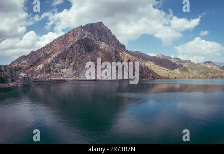 Oymapınar-Staudamm am Manavgat, Taurusgebirge in Antalya, Türkei. Stockfoto