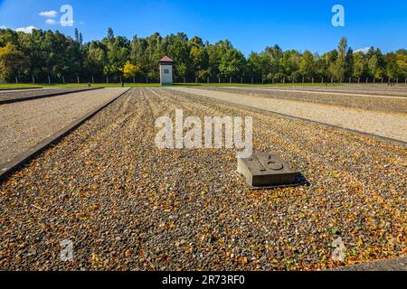 Dachau, Deutschland, 30. September 2015: Fußabdruck einer Baracke am Konzentrationslager Dachau. Stockfoto