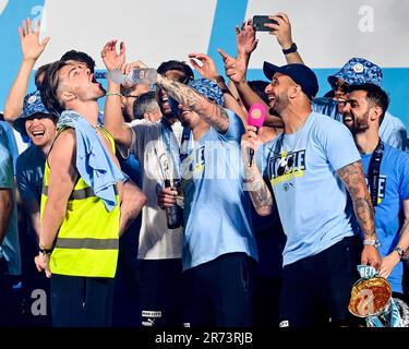 Manchester, Großbritannien. 12. Juni 2023. Kalvin Phillips gießt einen Drink in Jack Grealish's Mund, während die Spieler während ihrer Treble Winning Victory Parade, die im Rathaus in Manchester endet, zusehen. Foto: 12. Juni 2023. Das Bild sollte lauten: Gary Oakley/Sportimage Credit: Sportimage Ltd/Alamy Live News Stockfoto