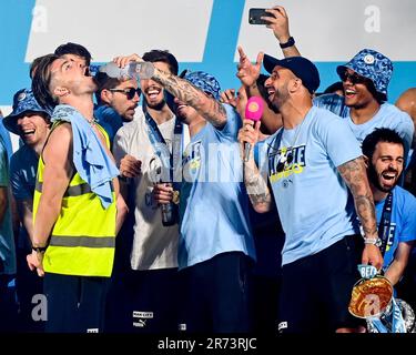 Manchester, Großbritannien. 12. Juni 2023. Kalvin Phillips gießt einen Drink in Jack Grealish's Mund, während die Spieler während ihrer Treble Winning Victory Parade, die im Rathaus in Manchester endet, zusehen. Foto: 12. Juni 2023. Das Bild sollte lauten: Gary Oakley/Sportimage Credit: Sportimage Ltd/Alamy Live News Stockfoto