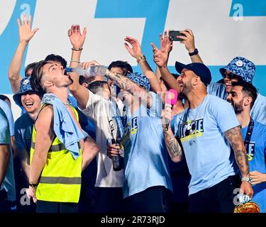 Manchester, Großbritannien. 12. Juni 2023. Kalvin Phillips gießt einen Drink in Jack Grealish's Mund, während die Spieler während ihrer Treble Winning Victory Parade, die im Rathaus in Manchester endet, zusehen. Foto: 12. Juni 2023. Das Bild sollte lauten: Gary Oakley/Sportimage Credit: Sportimage Ltd/Alamy Live News Stockfoto