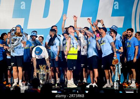 Manchester, Großbritannien. 12. Juni 2023. Kalvin Phillips gießt einen Drink in Jack Grealish's Mund, während die Spieler während ihrer Treble Winning Victory Parade, die im Rathaus in Manchester endet, zusehen. Foto: 12. Juni 2023. Das Bild sollte lauten: Gary Oakley/Sportimage Credit: Sportimage Ltd/Alamy Live News Stockfoto