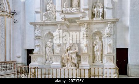 Die Moses-Statue aus dem 16. Jahrhundert, die von Michelangelo in Marmor geformt wurde, befindet sich in der Kirche San Pietro in Vincoli, Rom, Italien. Stockfoto