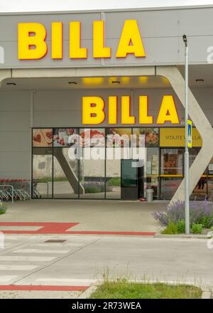 Zarnovica, Slowakei - 4. Juni 2023 : Supermarkt Billa Sign. Markenlogo. BILLA ist eine österreichische Supermarktkette, die in Europa tätig ist. Stockfoto