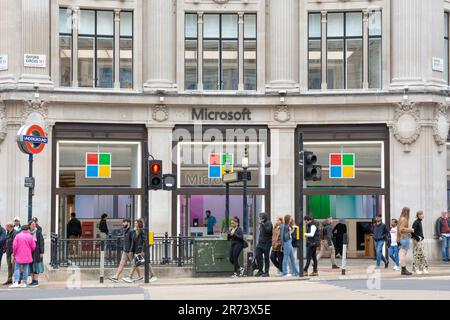 London, UK - 8. Mai 2023 : Microsoft Store in London City. Die Microsoft Corporation ist ein amerikanischer multinationaler Technologiekonzern mit Hauptsitz Stockfoto