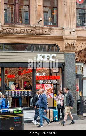 London, Großbritannien - 8. Mai 2023 : KFC Fast Food Restaurant in London City. Kentucky Fried Chicken Food-Imbiss vor dem Laden. Stockfoto