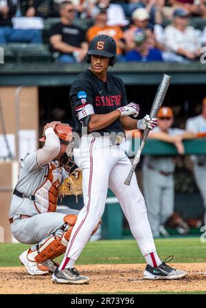 Juni 12 2023 Palo Alto CA USA Stanford Utility Braden Montgomery (6) war beim NCAA Super Regional Baseballspiel zwischen Texas Longhorns und dem Stanford Cardinal in Klein Field/Sunken Diamond in Palo Alto Calif mit dem Schläger dabei Thurman James/CSM Stockfoto