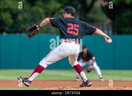 Juni 12 2023 Palo Alto CA USA Stanford Pitcher Nick Dugan (25) auf dem Hügel während des NCAA Super Regional Baseballspiels zwischen Texas Longhorns und dem Stanford Cardinal in Klein Field/Sunken Diamond in Palo Alto Calif Thurman James/CSM Stockfoto