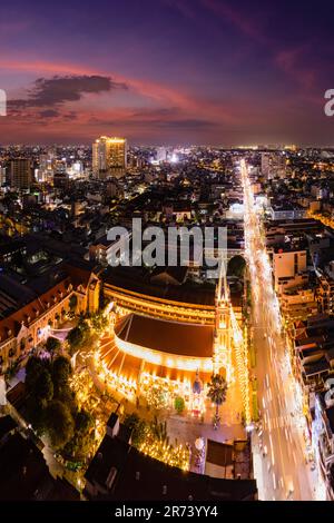 11. März 2023: Blick auf die Kirche Tan Dinh, Distrikt 3, Stadt Ho Chi Minh bei Sonnenuntergang Stockfoto