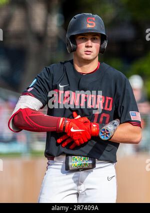 Juni 12 2023 Palo Alto CA USA Stanford fängt Malcolm Moore (10) beim NCAA Super Regional Baseballspiel zwischen Texas Longhorns und dem Stanford Cardinal am Klein Field/Sunken Diamond in Palo Alto Calif. Mit dem Schläger Thurman James/CSM Stockfoto