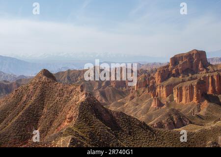 Regenbogen-Berglandschaft im Binggou Danxia Scenic Area von Zhangye Danxia China. Blauer Himmel bei Sonnenuntergang mit Platz zum Kopieren von Text Stockfoto