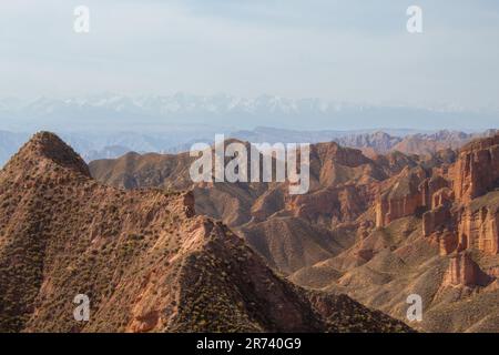 Draufsicht auf den Geologischen Park der Rainbow Mountains. Stripy Zhangye Danxia Landform Geological Park in der Provinz Gansu, China. Drohnenbild eines Valls Stockfoto