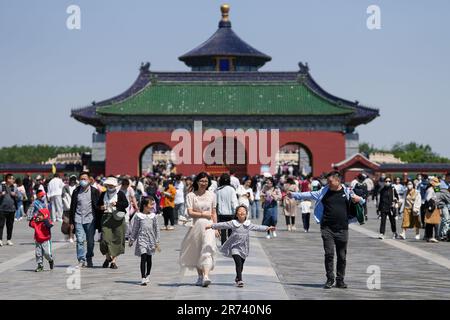 (230613) -- PEKING, 13. Juni 2023 (Xinhua) -- Menschen besuchen den Tiantan (Himmelstempel) Park in Peking, Hauptstadt von China, 29. April 2023. Die Pekinger Zentralachse, Zhongzhouxian, wurde ursprünglich in der Yuan-Dynastie (1271-1368) erbaut und erstreckt sich 7,8 Kilometer zwischen dem Yongding-Tor (Yongdingmen) im Süden der Stadt und dem Trommelturm und Glockenturm im Norden. Die meisten der wichtigsten alten Gebäude von Peking liegen entlang dieser Achse. Vierzehn historische Orte entlang der Achse, darunter Qianmen, die Verbotene Stadt, der Jingshan Park, die Trommel- und Glockentürme und der Tian'anmen-Platz wurden identifiziert Stockfoto